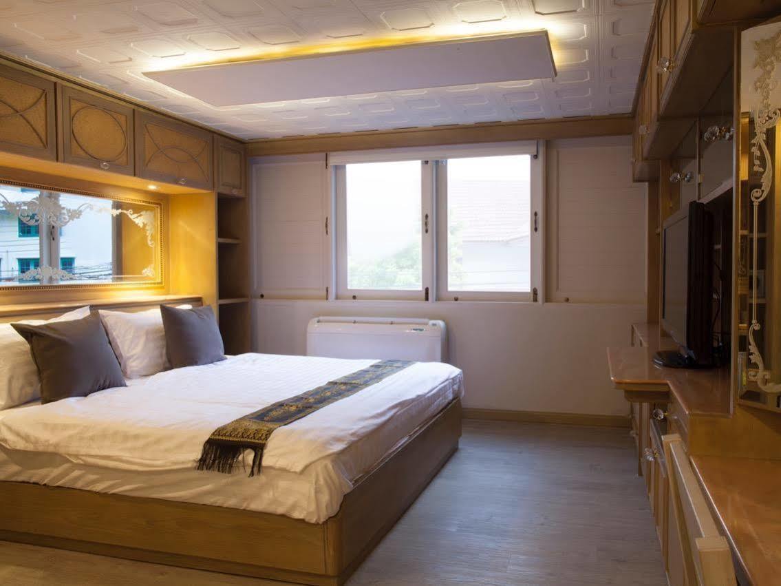 Golden Mountain Hostel Bangkok Buitenkant foto