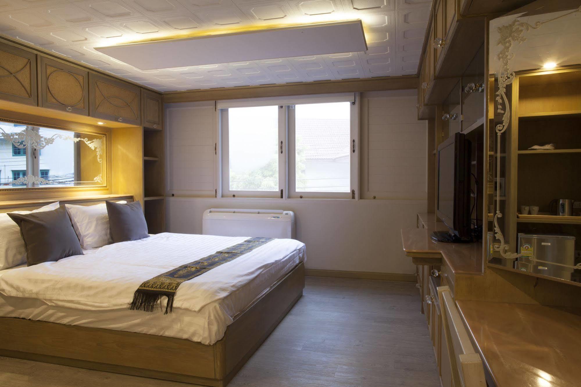 Golden Mountain Hostel Bangkok Buitenkant foto